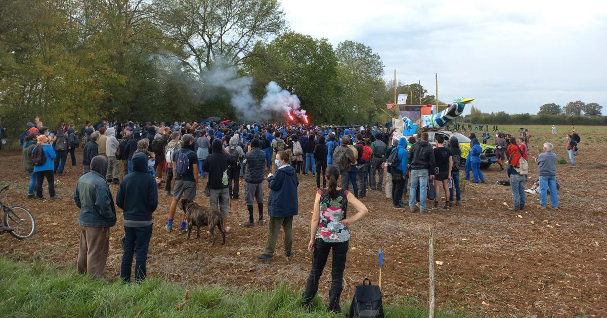 Marais poitevin: les manifestants contre le barrage  Sainte-Soline veulent stopper le chantier