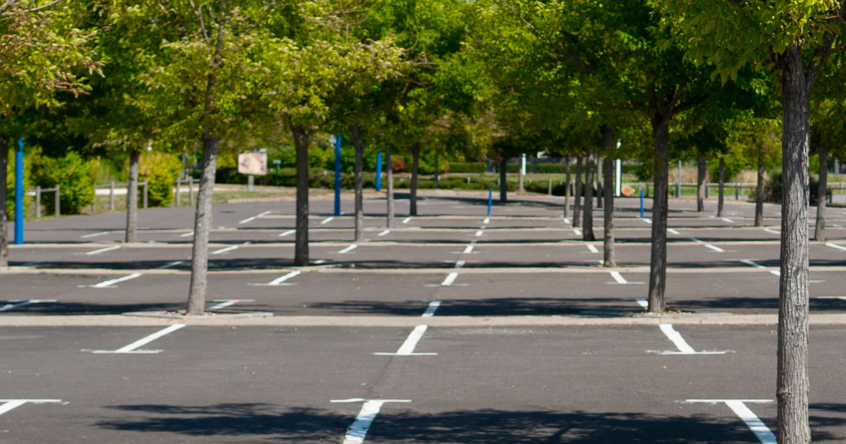 Un projet de dcret encadre l'obligation d'ombrires solaires et vgtalises des parkings