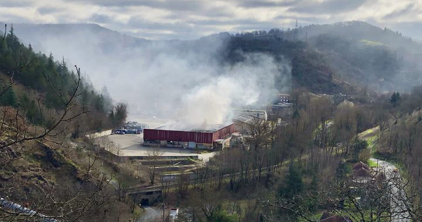 Batteries au lithium: l'incendie d'un stockage dans l'Aveyron soulve de nouveau les inquitudes
