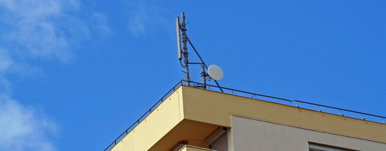 Antennes relais : Paris suspend leur installation, Eric Besson s'en mle