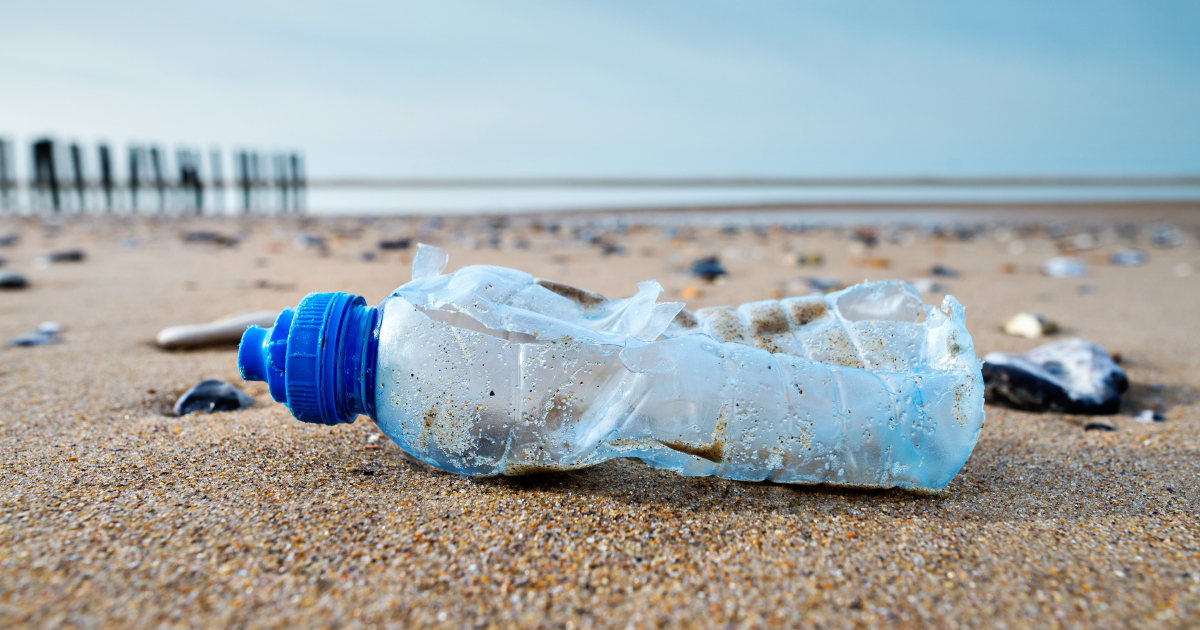 Interdiction des plastiques jetables : le Conseil et le Parlement europens trouvent un accord