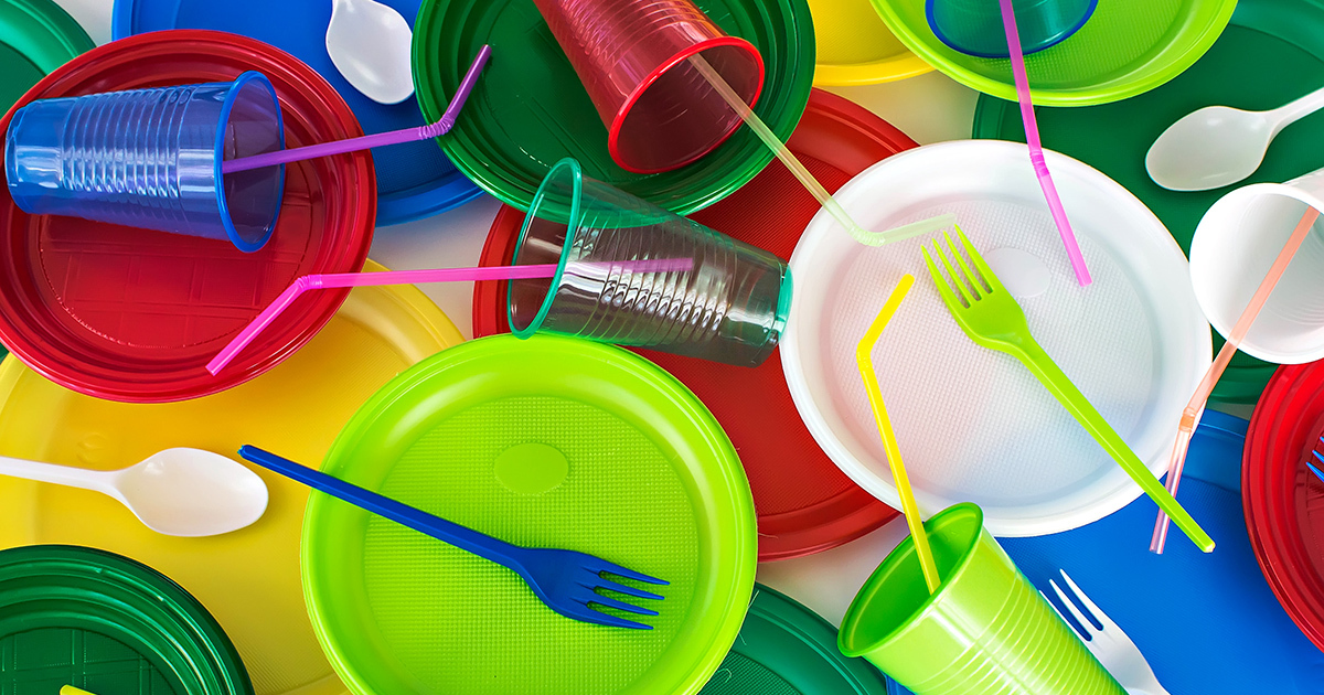 Plastique: un dcret adapte les interdictions visant la vaisselle jetable