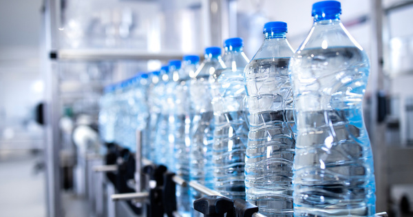 Microplastiques dans l'eau en bouteille: l'angle mort de la rglementation