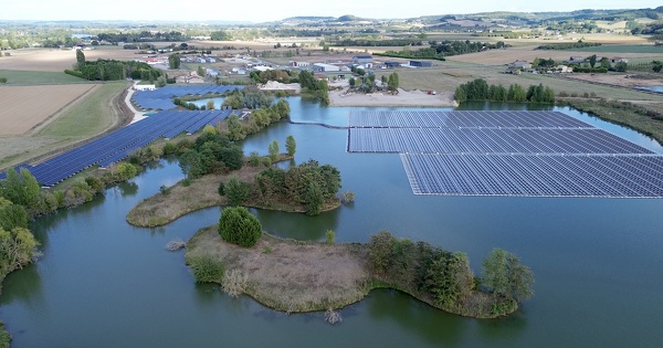 La centrale solaire hybride: une installation mixte au sol et sur l'eau