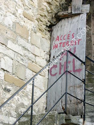 Photo Graffiti sur l'glise  Rousset-les-Vignes (Drme)
