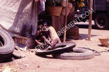Photo Remploi de vieux pneus en Inde