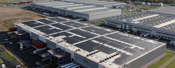  Toulouse, un grand entrept commercial couvre son toit de panneaux solaires