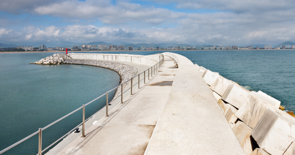 Elévation du niveau de la mer : un canal à houle pour modéliser les impacts sur les ouvrages côtiers
