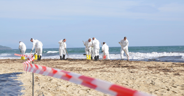 Galettes d'hydrocarbure�: la d�pollution des plages du Var 