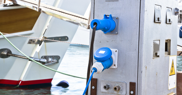 Les d�put�s r�duisent la taxation de l'�lectricit� pour les navires � quai