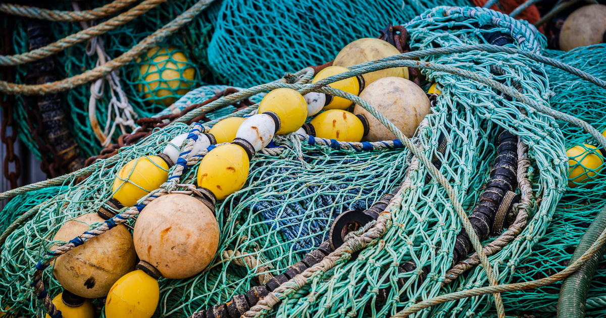 Plastique : l'UE fixe les règles de la surveillance des engins de pêches vendus et repêchés en mer