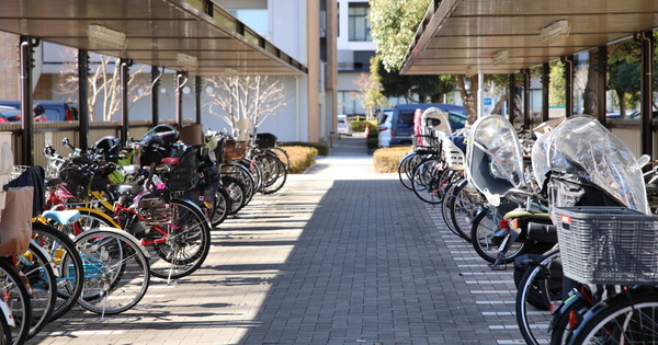 Vélos : des places de stationnement sécurisé obligatoires dans les parkings auto