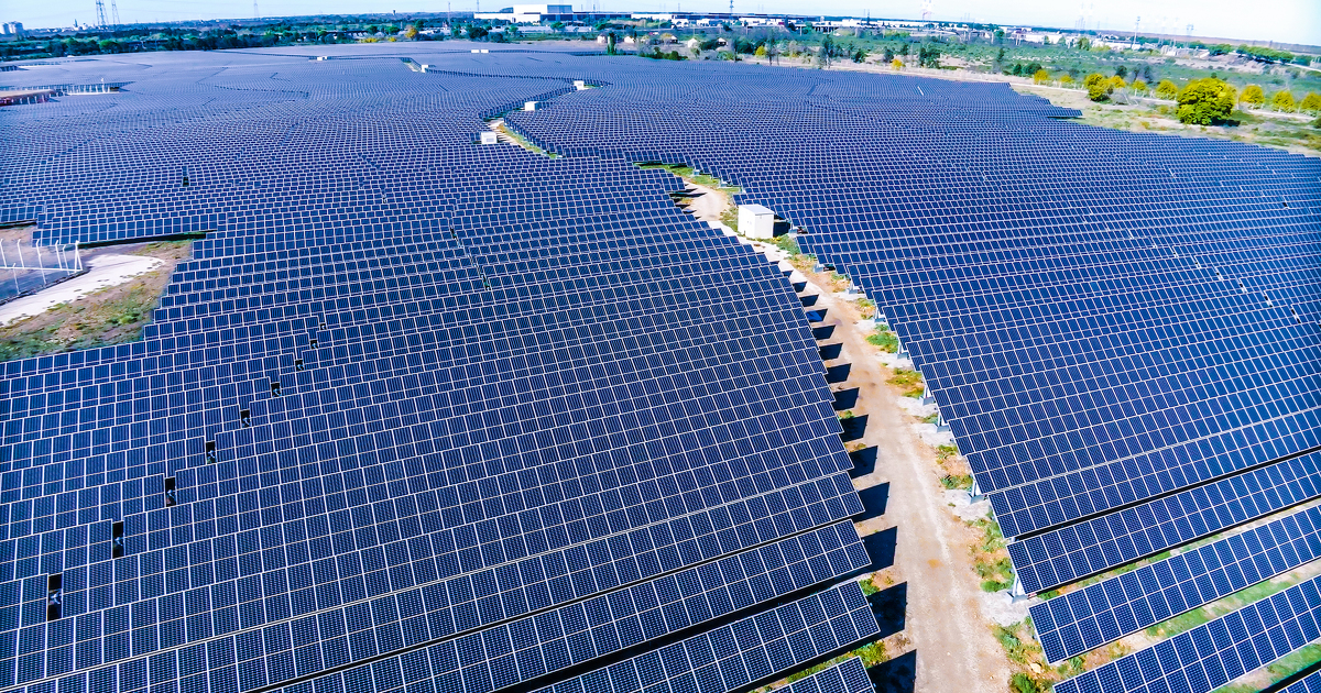 TotalEnergies installe la plus grande centrale solaire sur suiveurs sur le site d'un ancien oloduc