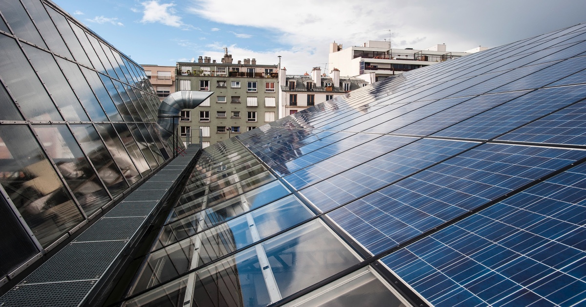 Les toits de quinze coles et gymnases parisiens seront couverts de panneaux solaires