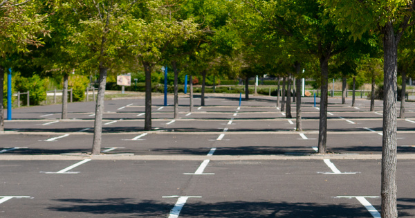 Un projet de décret encadre l'obligation d'ombrières solaires et végétalisées des parkings