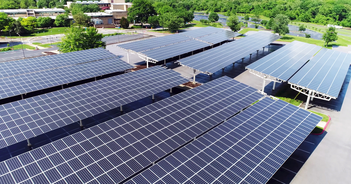 Ombri�res solaires sur parkings�: deux arr�t�s fixent les crit�res de d�rogations