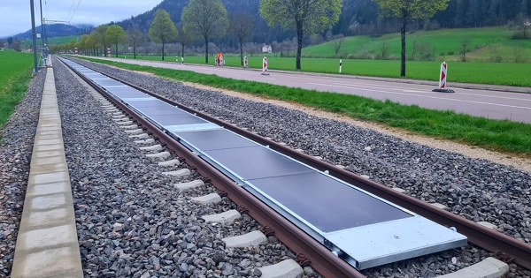 Une centrale solaire amovible test�e sur le ballast