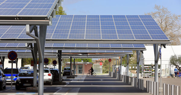 Ombri�res photovolta�ques sur parkings�: les conditions du report de l'obligation sont pr�cis�es