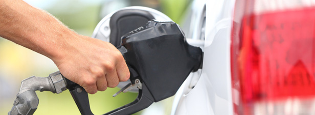 Baisse du prix du carburant jusqu'à 6 centimes : les parties prenantes demandent des mesures de long terme