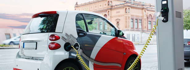 Transition énergétique : Ségolène Royal mise sur le véhicule électrique