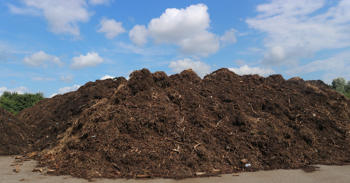 Plastique compostable : la décomposition des résidus se poursuit dans le sol après épandage