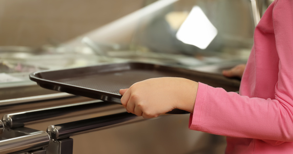 Le projet de retour des couverts en plastique dans les cantines attaqu� de toutes parts