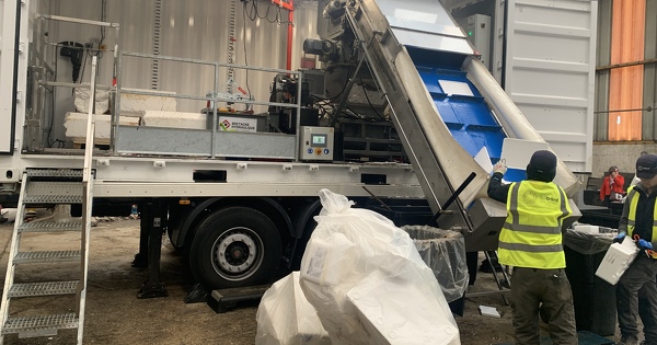 Emballages professionnels en polystyr�ne�: le Finist�re exp�rimente le compactage itin�rant