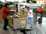 Des paniers de produits agricoles locaux livrés dans Paris par voie fluviale
