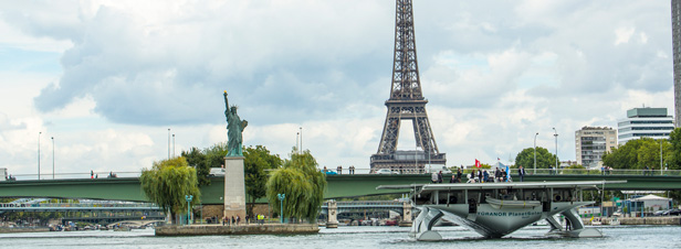 Le plus grand bateau solaire photovoltaïque du monde fait escale à Paris