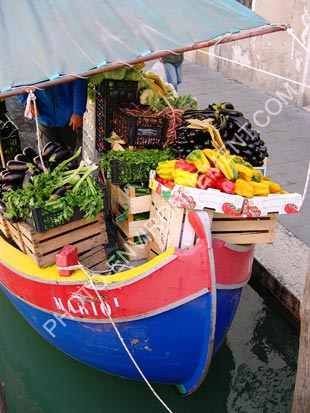 Photo Marché flottant au détour d’un canal à Venise