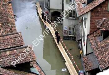 Photo Pont de fortune dans une ville inondée