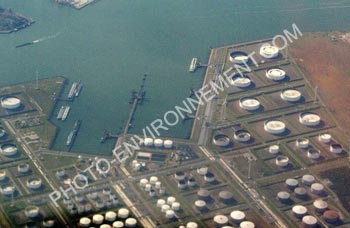 Photo Port maritime et réserve de pétrole