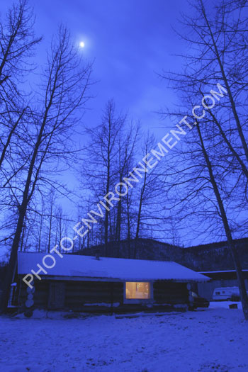 Photo Cabane de nuit en hiver