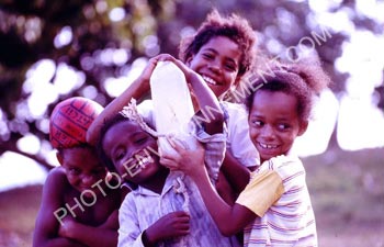 Photo Enfant d'Afrique autour d'une bouteille d'eau