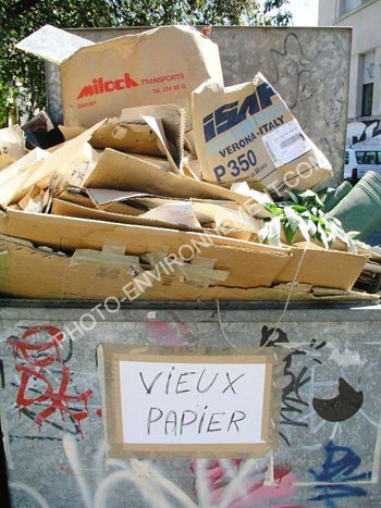 Photo Container de rcupration de papier non respect