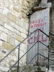 Photo Graffiti sur l'église à Rousset-les-Vignes (Drôme)