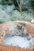 Photo Bassine de boue bouillonnante en milieu volcanique
