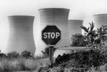 Photo Panneau STOP prs d'une centrale nuclaire